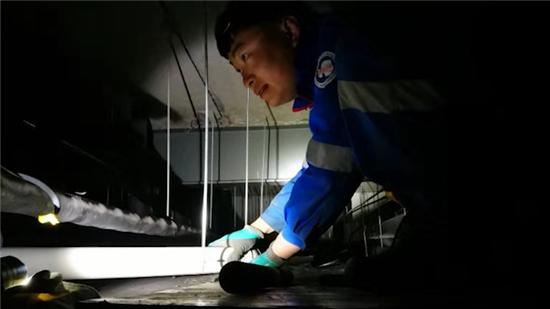 科考队员王文晶在南极工作。